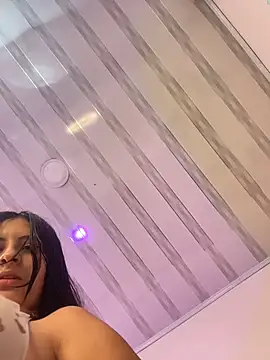 maggiee_1 - Maggiee_1's free webcam - UK Sex Cams