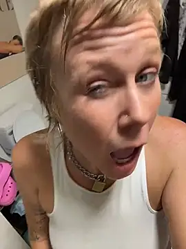 goodgirlbabydoll (F milf) - Bra off!