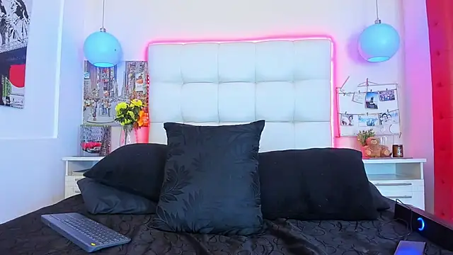 SharonTygaX live cam on StripChat