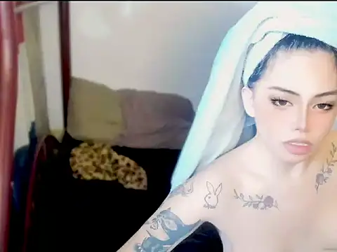 ArianaLore live cam on StripChat