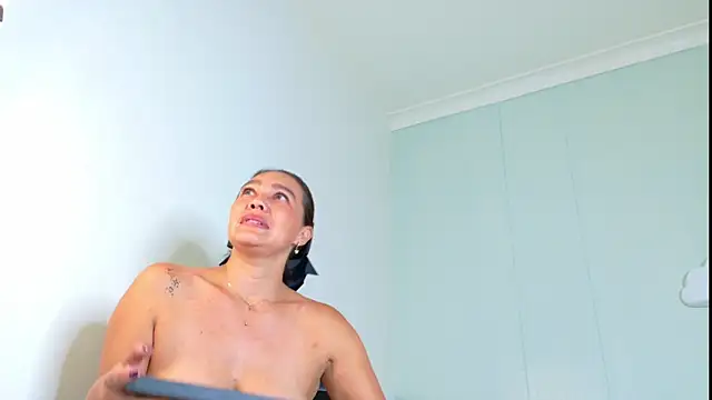 TianaMiller__ webcam