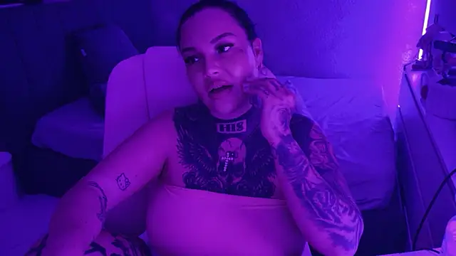 _MelinaCurves_ webcam