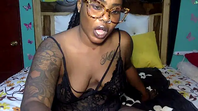 creamyamber live cam on StripChat