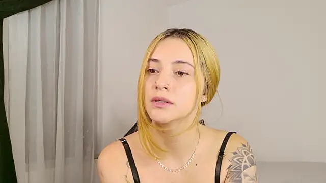 annie_mora webcam