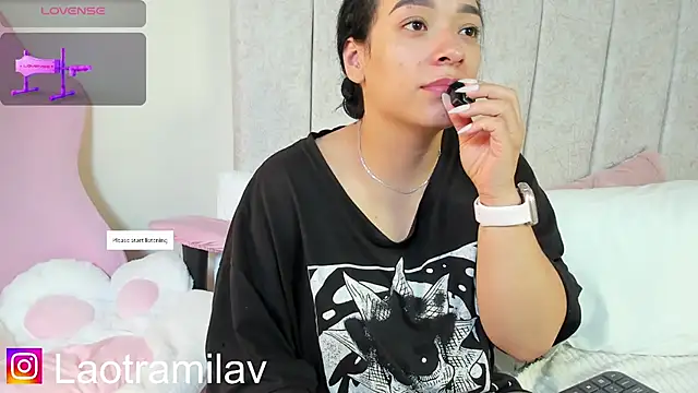 MilaVelour webcam