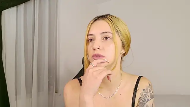 annie_mora webcam