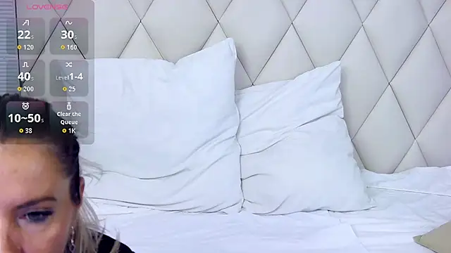 GinaBear live cam on StripChat