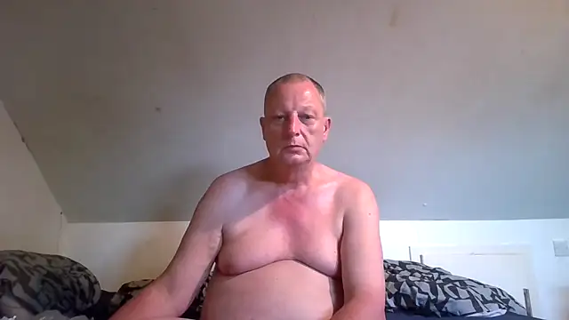 chubbybear2cum live cam on StripChat