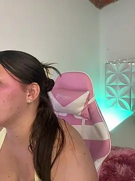 Ivonny_Goldie live cam on StripChat