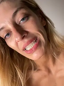 Bellalolahot webcam