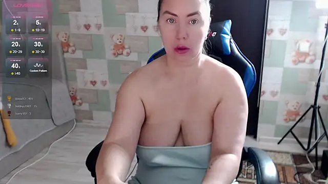 korolek12 (F milf) - 2 fingers in pussy