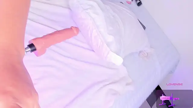 Watch ALONDRAMILF live on EroticFlix - High definition streams