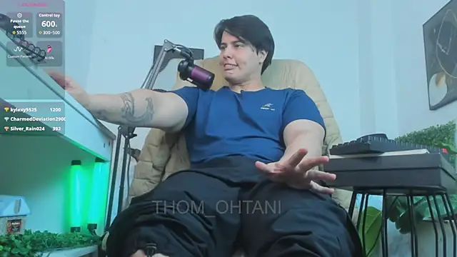 Thom_Ohtani live cam on StripChat