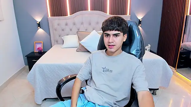 Tommy18__ live cam on StripChat
