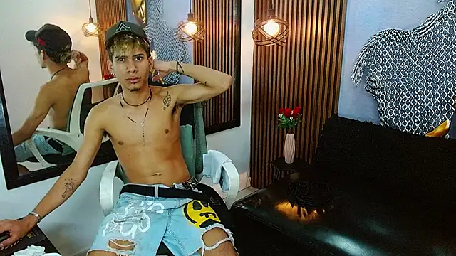 Skinny_cute_Alyer webcam
