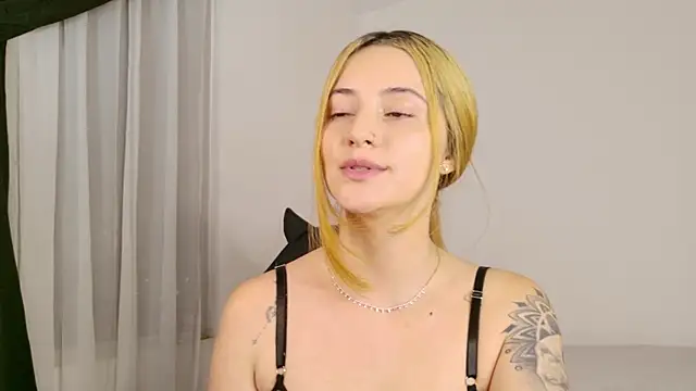 annie_mora