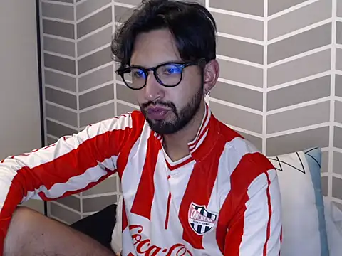 thomass1018 live cam on StripChat