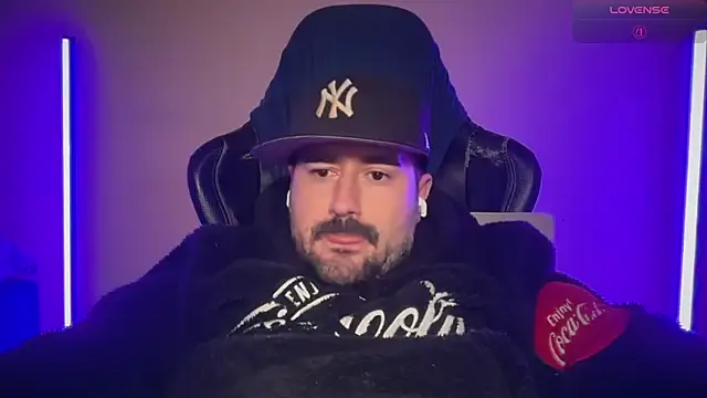 dominanttheo (Ask my age) - im horny