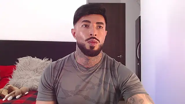 andrea_de_lucaa live cam on StripChat