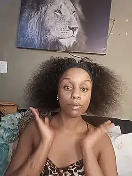 Queen-Chocolate live cam on StripChat