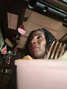 Motherbigbus live cam on StripChat
