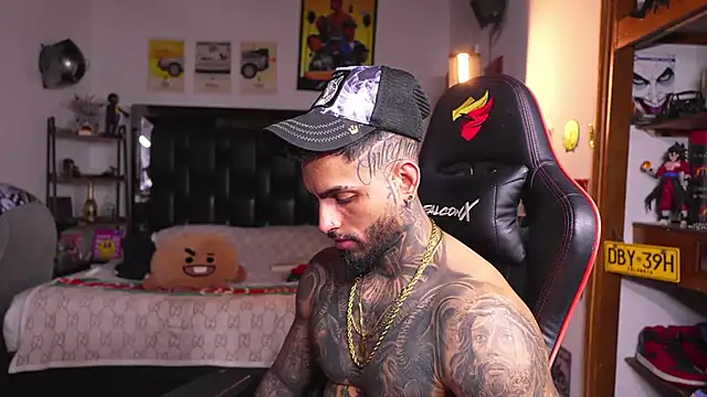 logan_hugh8 live cam on StripChat