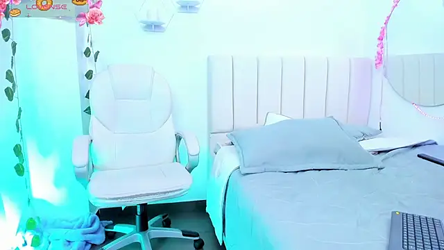 alicesky1 live cam on StripChat
