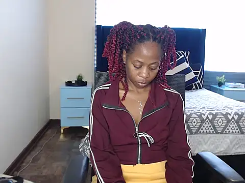 QUEENMANDYY live cam on StripChat