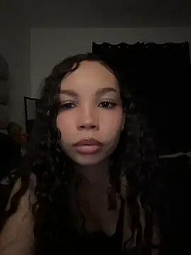 nikkiloveee live cam on StripChat