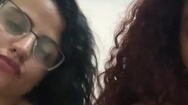 MENINAS_70 live cam on StripChat
