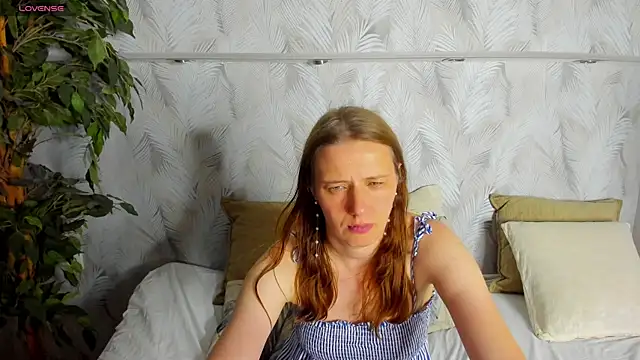 Kathrine-Meyer live cam on StripChat