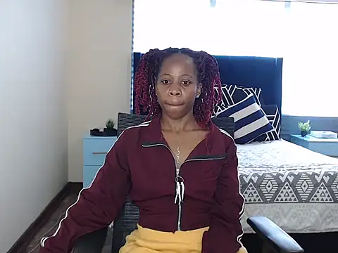 QUEENMANDYY live cam on StripChat