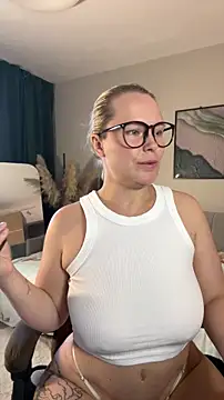 Charming_Daphny webcam