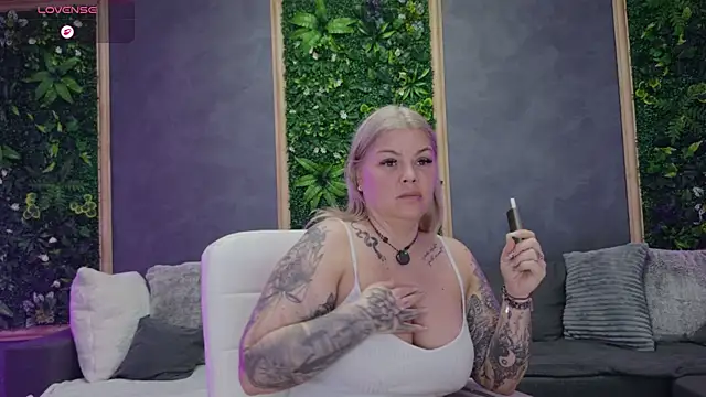 Issa_Jo webcam