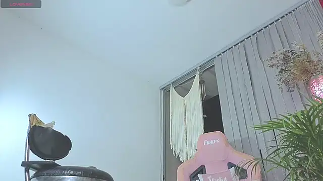 Watch Queen_Morena live on EroticFlix - High definition streams