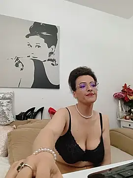 RebeccaNoble live cam on StripChat