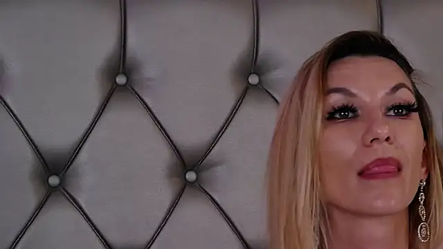 MayaHale live cam on StripChat
