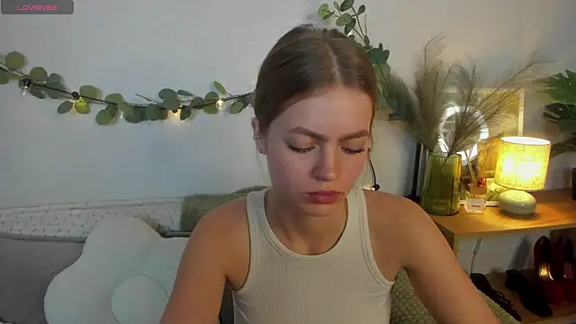 HoneyEmilly live cam on StripChat