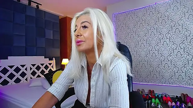 MissKora live cam on StripChat