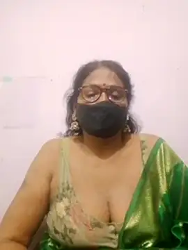 YAMUNA_033 live cam on StripChat