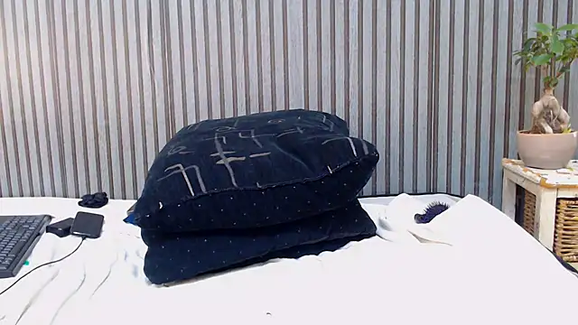 ROYALASS25