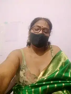 YAMUNA_033 live cam on StripChat