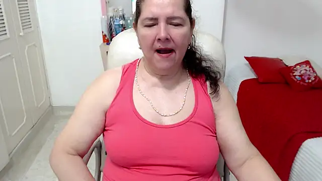 leonela_69 live cam on StripChat