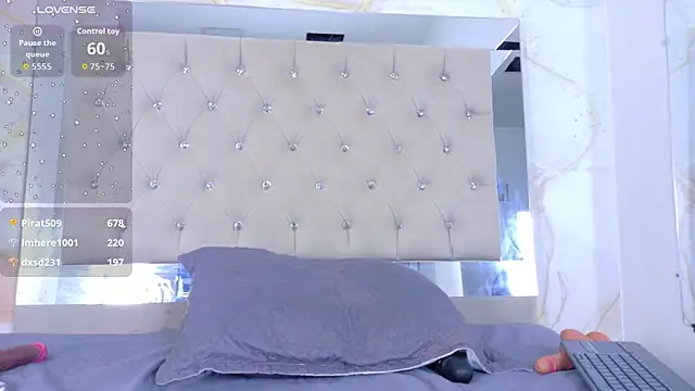 Luna_Tylor live cam on StripChat