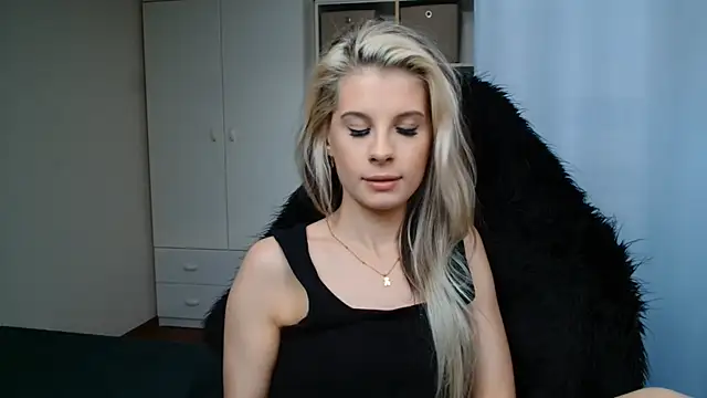 KristineGlow webcam