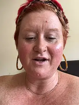 BustyRedxx webcam