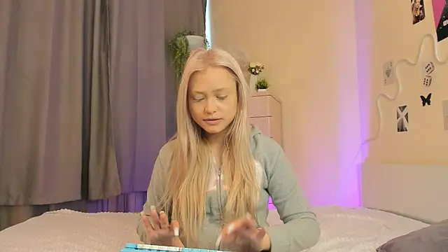 MidnightPoise live cam on StripChat