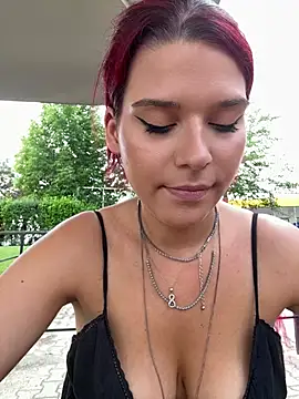 RiriRoseey webcam