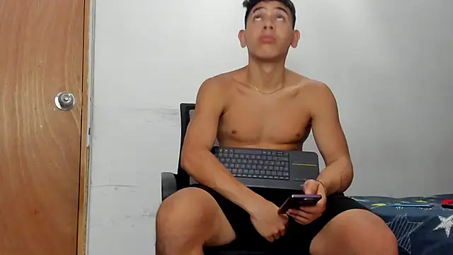 andrew_rose_ live cam on StripChat