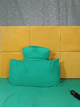 HugeTitisxx webcam